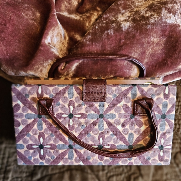 Laila Rowe Crushed Velvet hobo bag with glass case - Picture 9 of 16